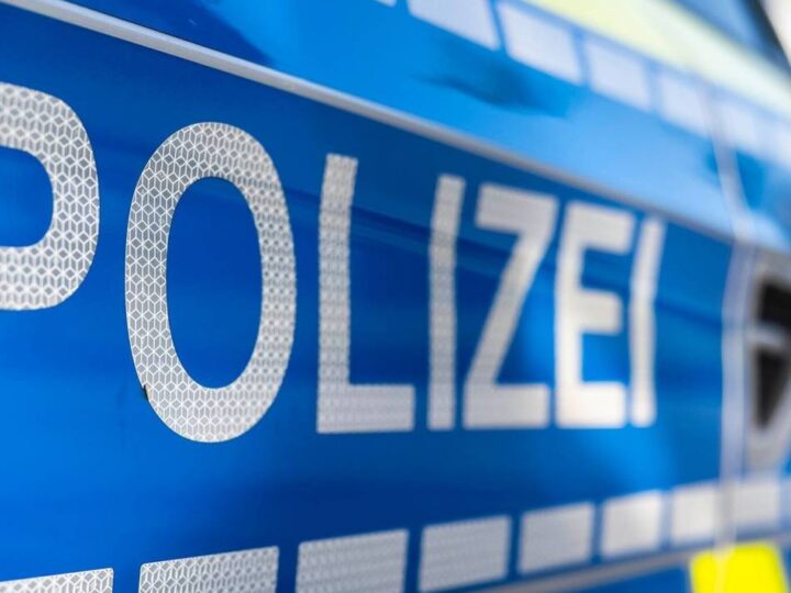 Brennende Autos auf Firmengelände in Schiefbahn: Polizei ermittelt Brandursache