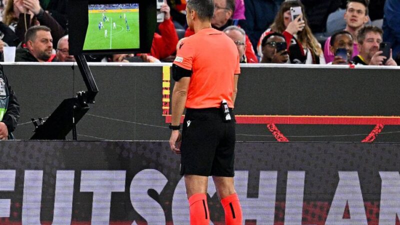 Ex-Schiri Kinhöfer kritisiert neue VAR-Regeln: „Das führt in Zukunft zu noch mehr Diskussionen und weniger Akzeptanz“