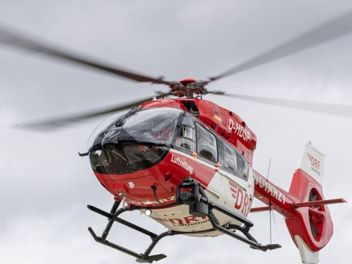 Unfall in Voerde: 17-Jährige kollidiert mit Auto – Hubschrauber im Einsatz