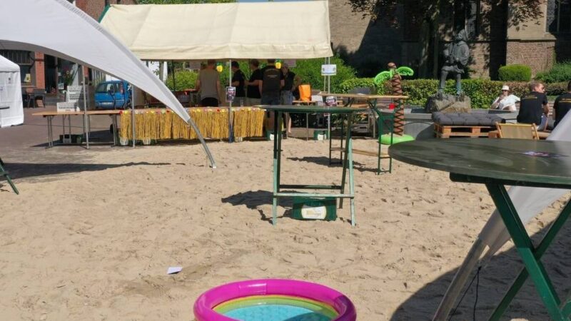 Strand-Atmosphäre im Dorf: Beachparty mit Livemusik am 1. Mai auf dem Friedensplatz in Wetten