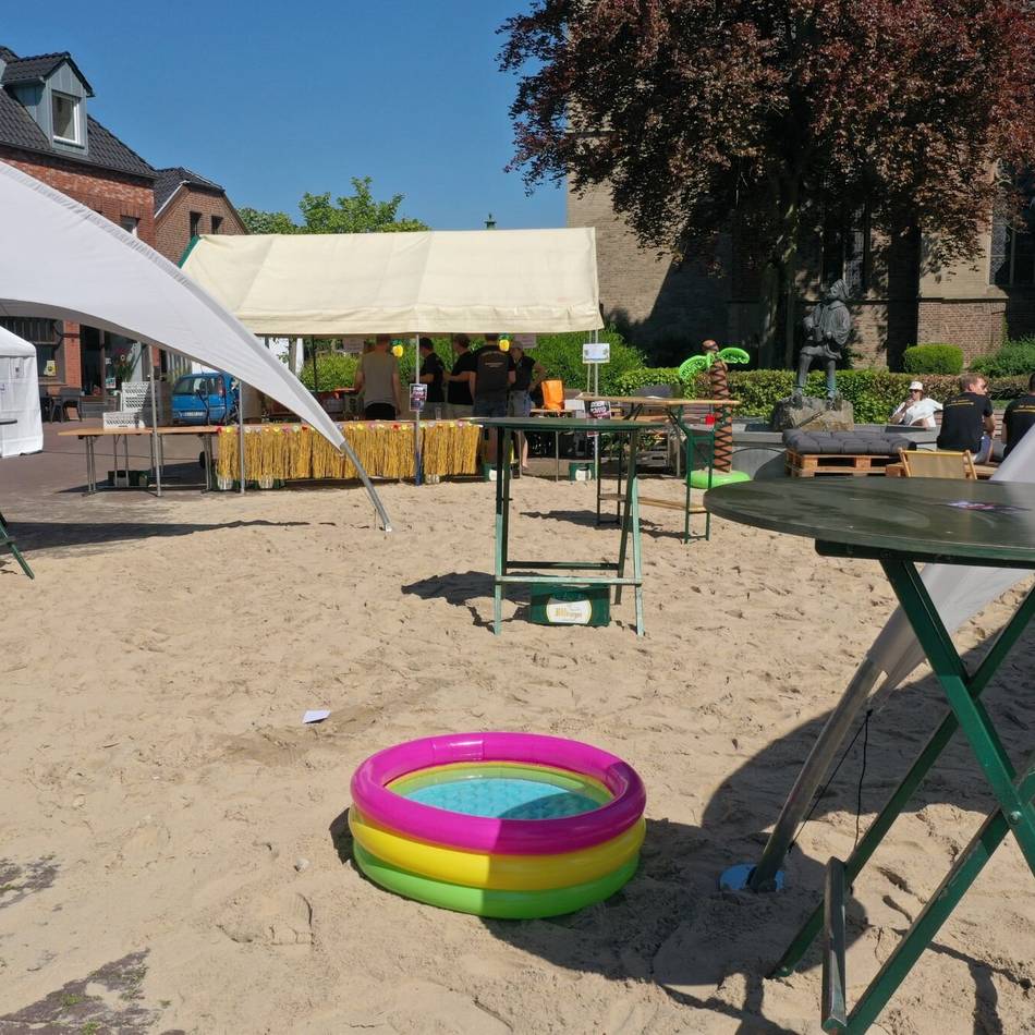 Strand-Atmosphäre im Dorf: Beachparty mit Livemusik am 1. Mai auf dem Friedensplatz in Wetten