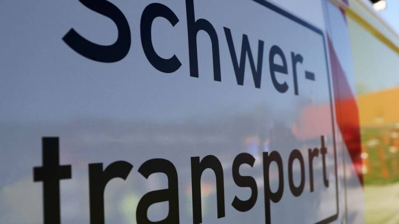 Stau auf der A3: Festgefahrener Schwertransport sorgt für Sperrung am Kreuz Leverkusen
