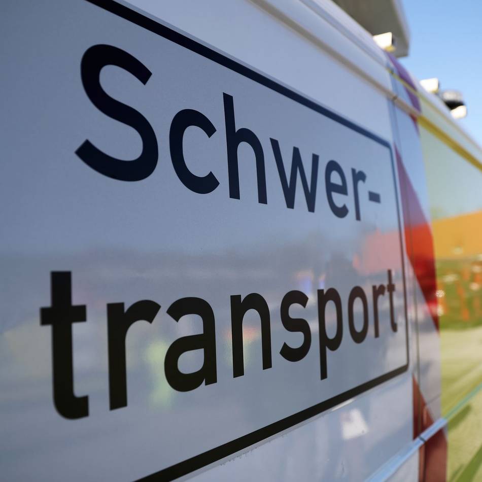 Stau auf der A3: Festgefahrener Schwertransport sorgt für Sperrung am Kreuz Leverkusen