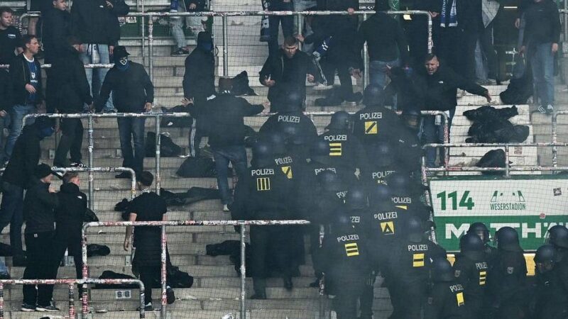 Ausschreitungen nach Nordderby: „Krasse Geschosse, brutal gefährlich“ – HSV-Fans schießen mit Raketen in Werder-Blöcke