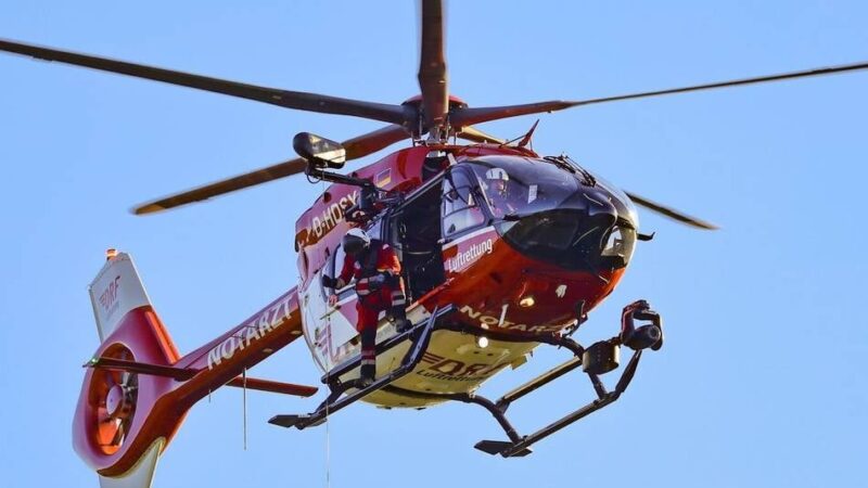 22-Jährige aus Xanten schwer verletzt: Motorradfahrerin kracht in Achterhoek gegen einen Baum