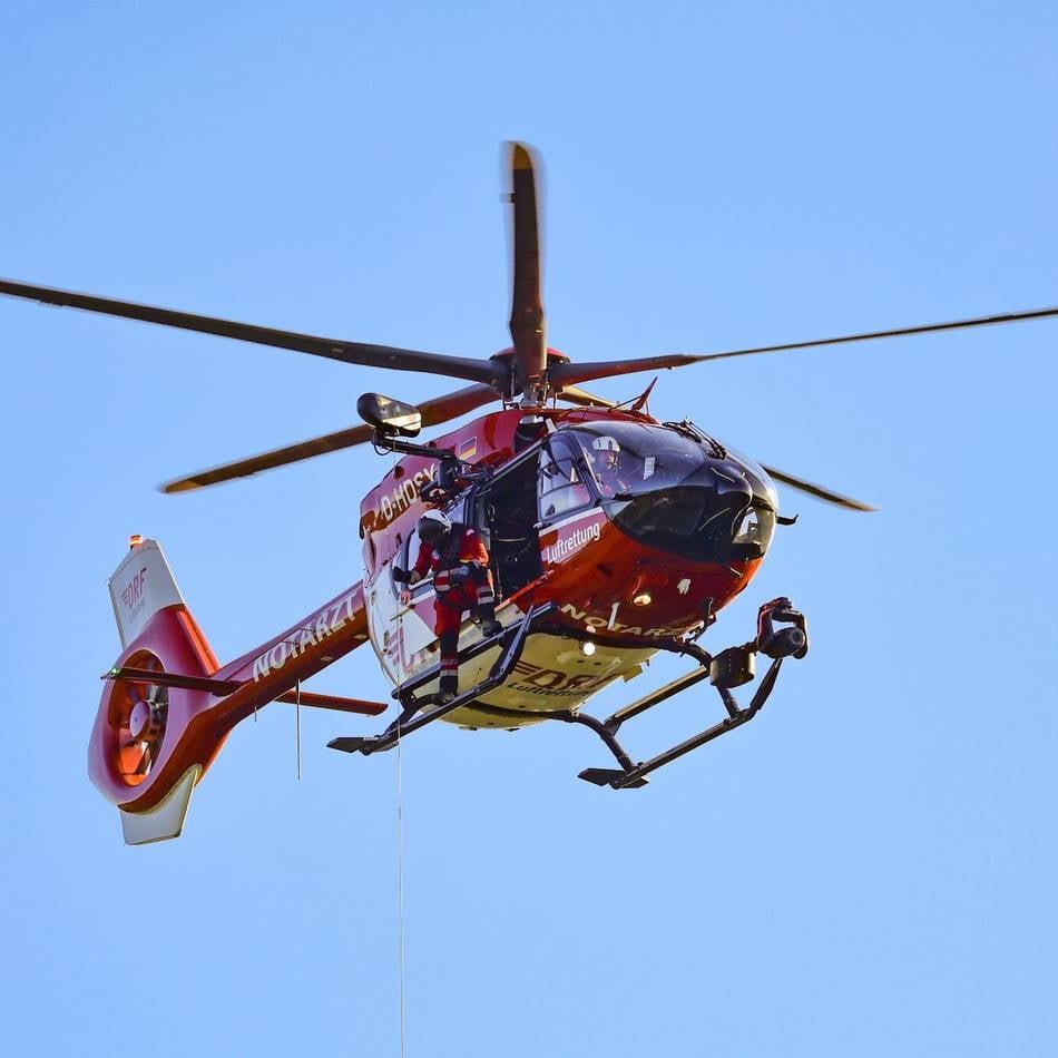22-Jährige aus Xanten schwer verletzt: Motorradfahrerin kracht in Achterhoek gegen einen Baum