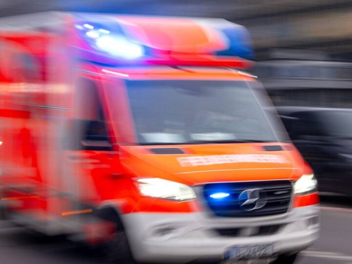 Unfall in Mönchengladbach: Auto durchbricht Zaun und fährt in ein Gartenhaus