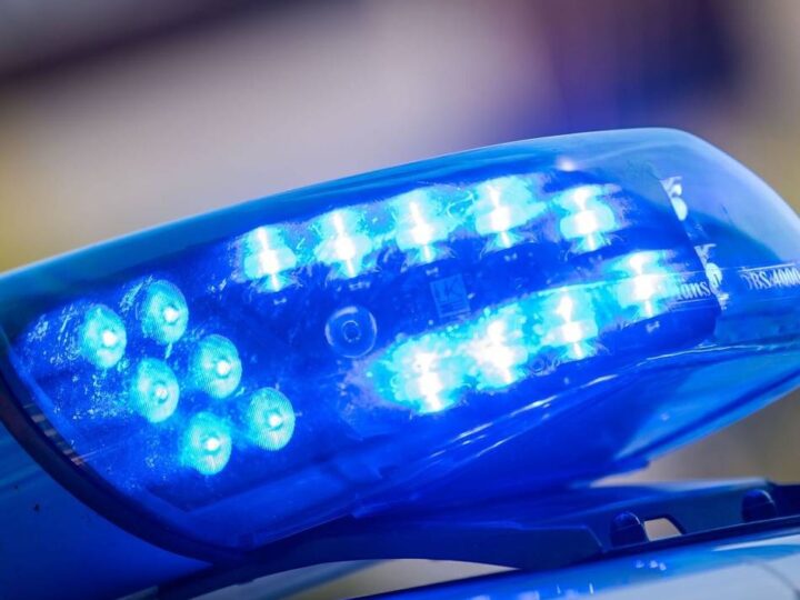 Unfall in Moers: Transporter und Wohnmobil kollidieren – zwei Personen schwer verletzt