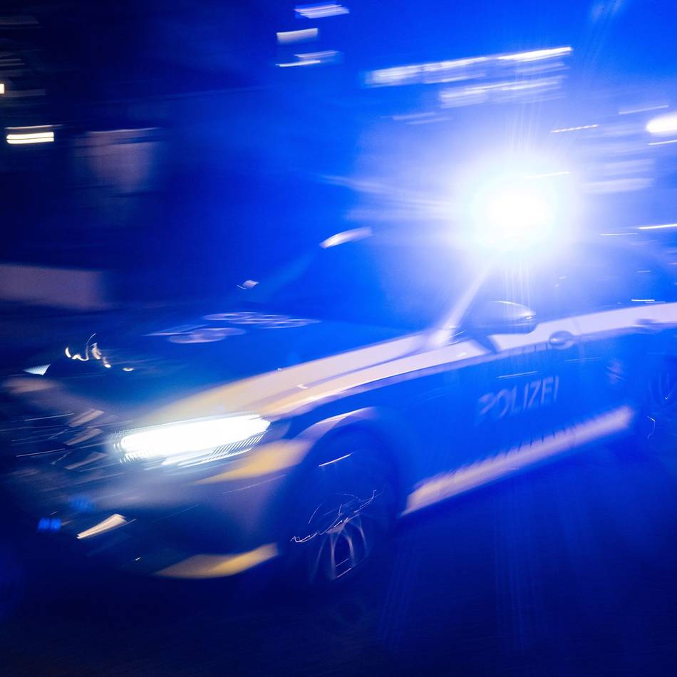Unfall in Mönchengladbach: Autofahrer fährt Vater vor Hauseingang an – Kinder nur knapp verfehlt
