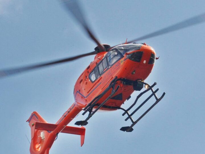 Schwerer Unfall am Mettmanner Südring: Rettungshubschrauber fliegt verletzte Motorradfahrerin aus