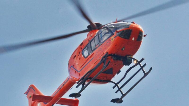 Schwerer Unfall am Mettmanner Südring: Rettungshubschrauber fliegt verletzte Motorradfahrerin aus