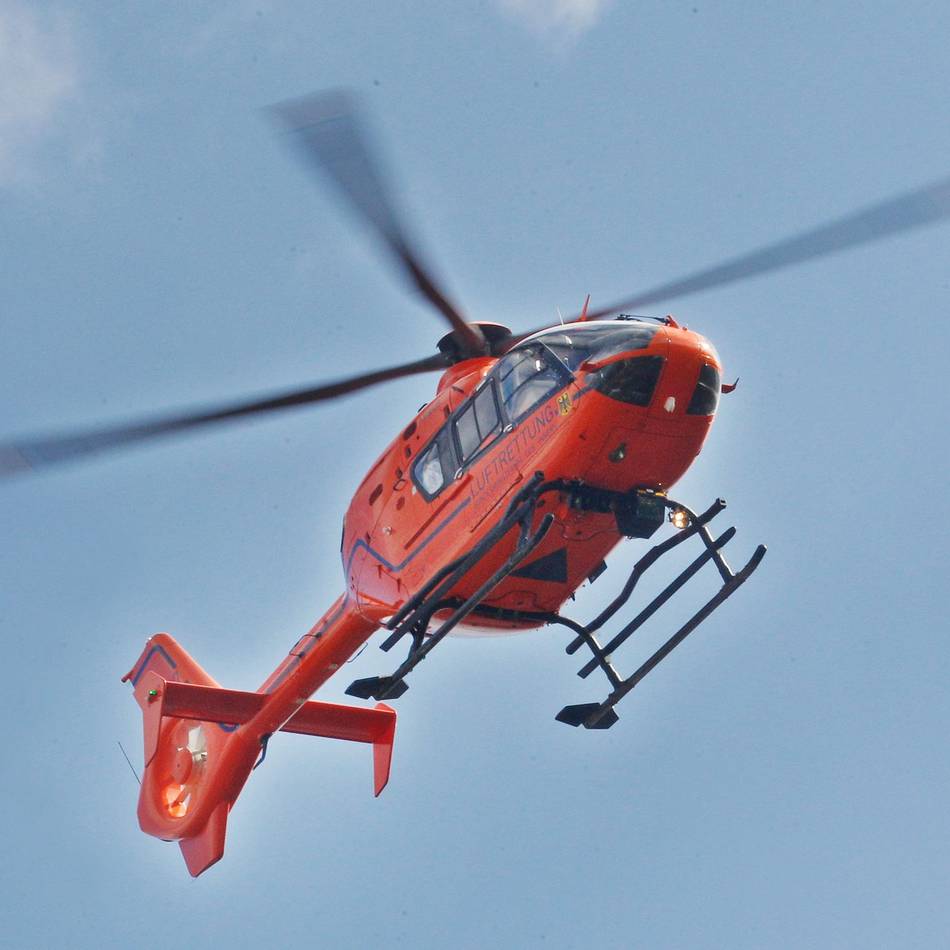 Schwerer Unfall am Mettmanner Südring: Rettungshubschrauber fliegt verletzte Motorradfahrerin aus