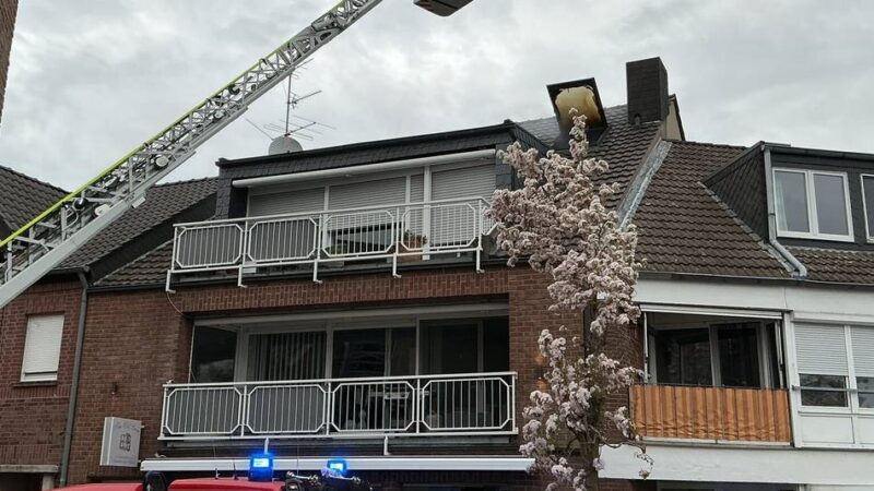 Großeinsatz der Feuerwehr: Person aus brennender Wohnung in Rees gerettet