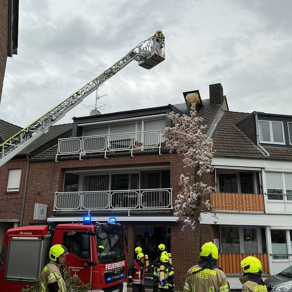 Großeinsatz der Feuerwehr: Person aus brennender Wohnung in Rees gerettet