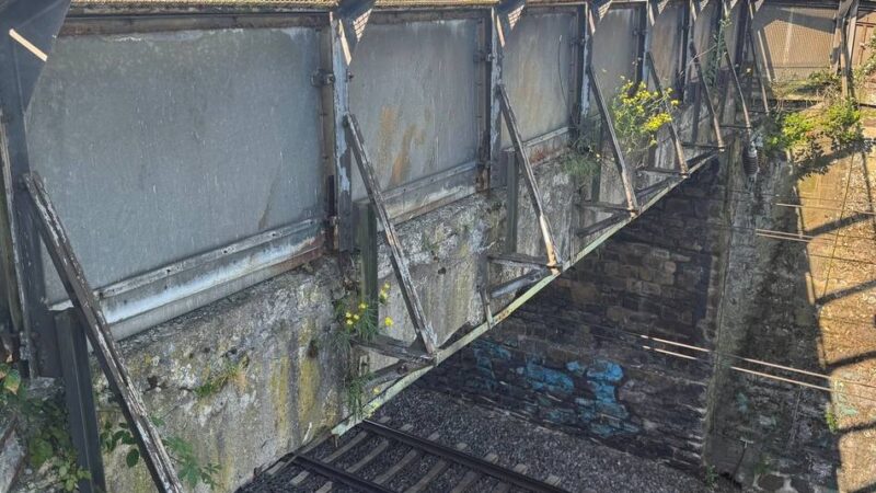 Betonteil gelöst: Bröckelnde Brücke in Mönchengladbach muss abgerissen werden