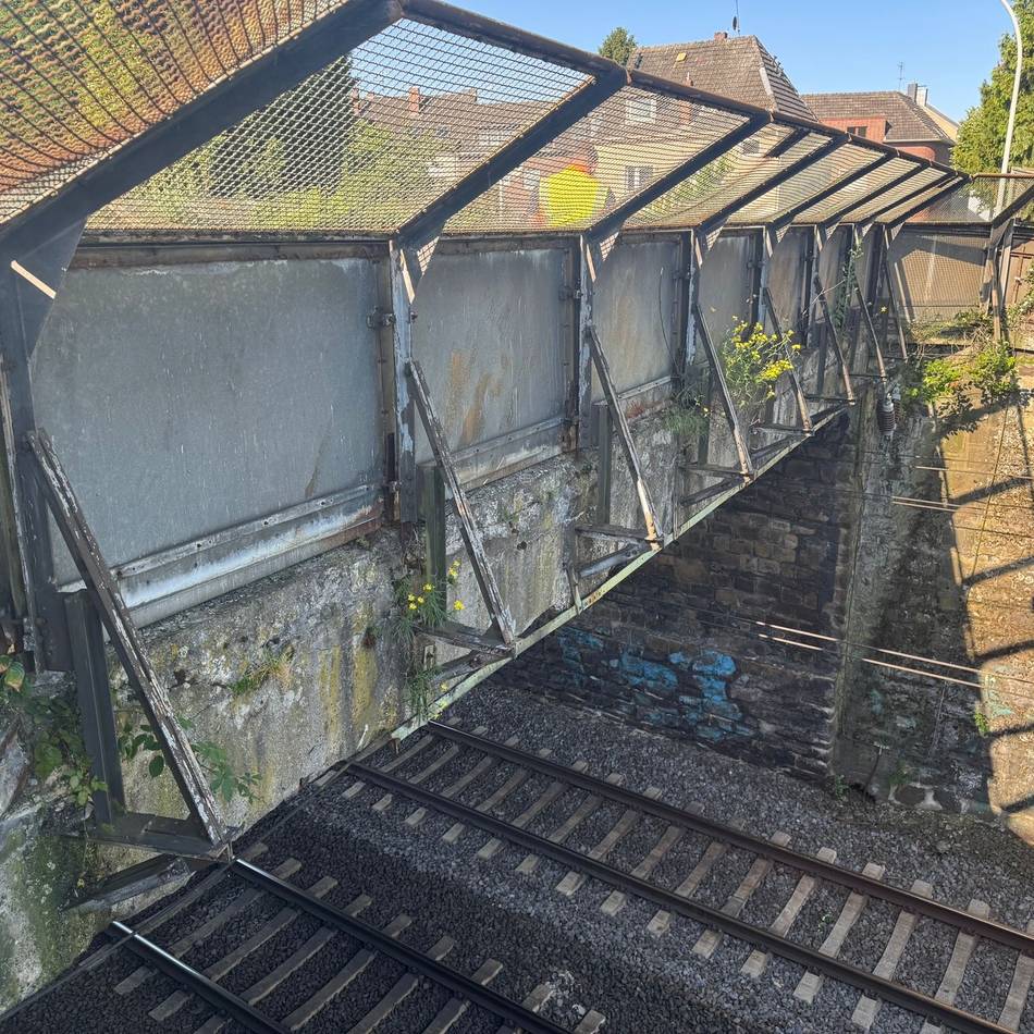 Betonteil gelöst: Bröckelnde Brücke in Mönchengladbach muss abgerissen werden