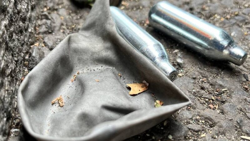 Verdacht auf Lachgas-Konsum: Mann ohne Führerschein flüchtet vor Kontrolle in Neuss