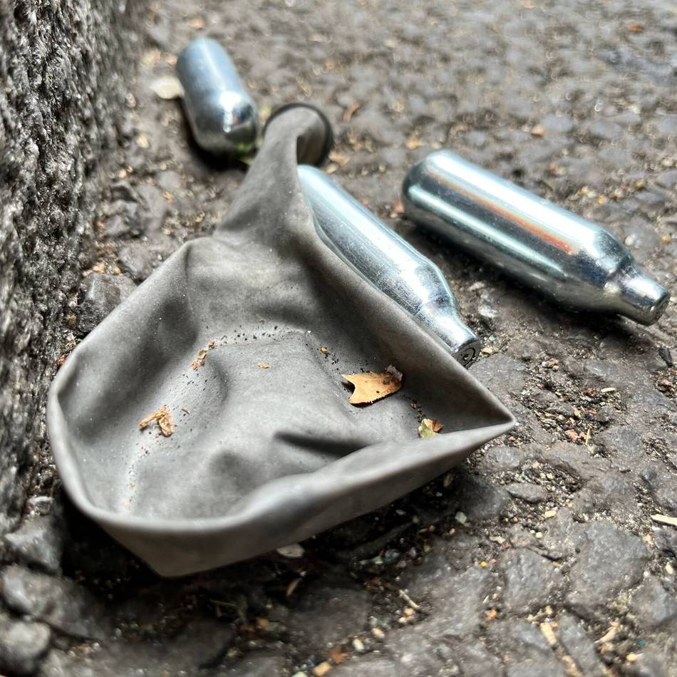 Verdacht auf Lachgas-Konsum: Mann ohne Führerschein flüchtet vor Kontrolle in Neuss