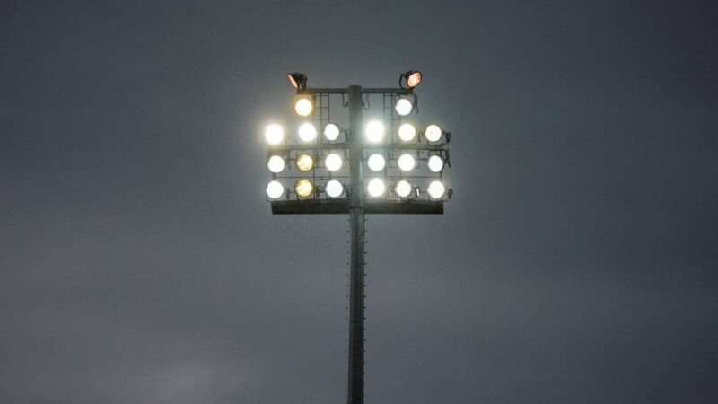 Polizei SV wartet auf die Stadt: Spielabbruch – defekter Flutlichtmast bringt Spielplan durcheinander