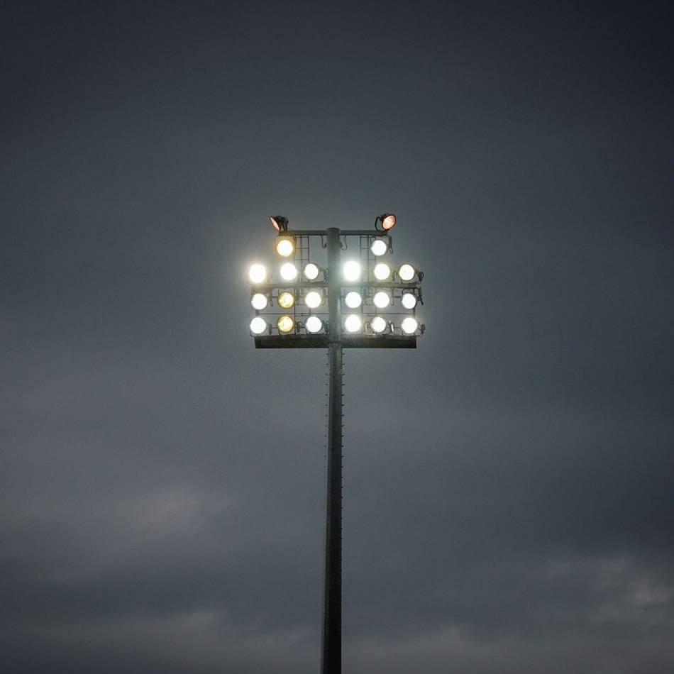 Polizei SV wartet auf die Stadt: Spielabbruch – defekter Flutlichtmast bringt Spielplan durcheinander