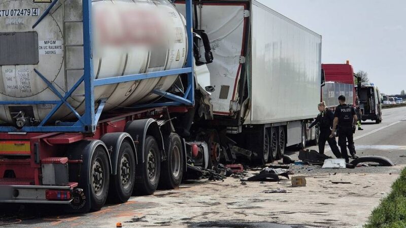 Rettungshubschrauber im Einsatz: Nach schwerem Unfall auf A57 bei Moers – Sperrung bis Mitternacht