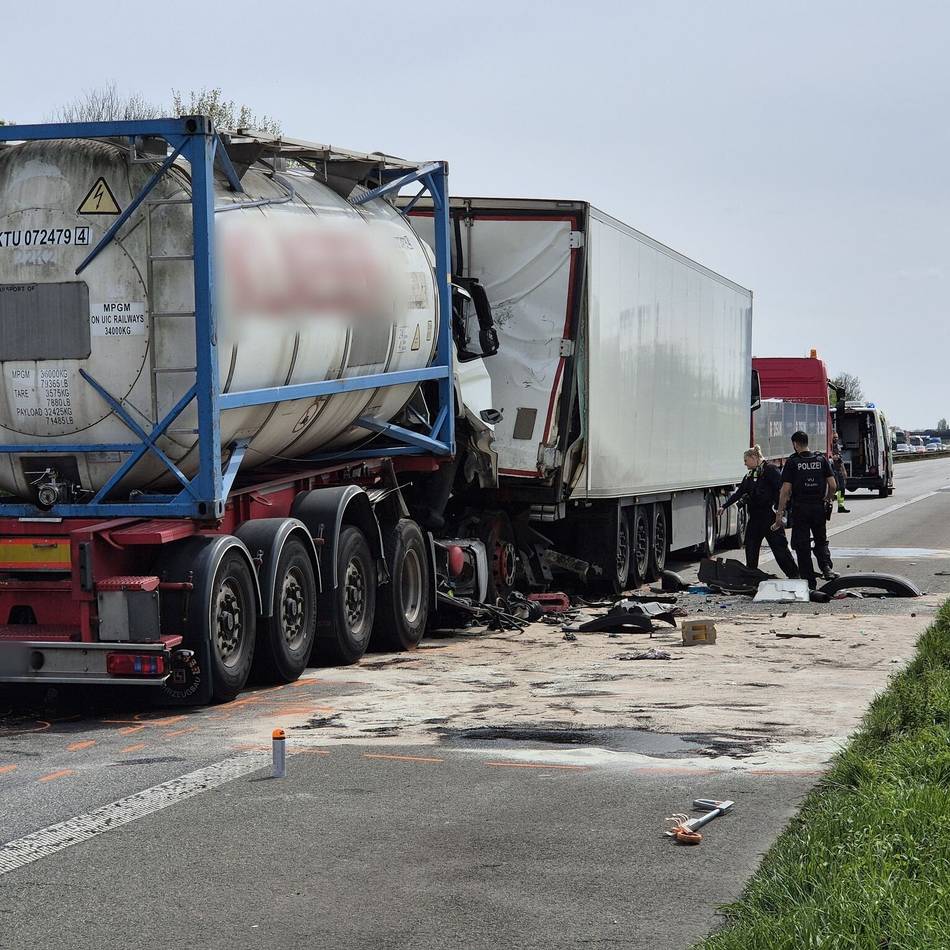 Rettungshubschrauber im Einsatz: Nach schwerem Unfall auf A57 bei Moers – Sperrung bis Mitternacht
