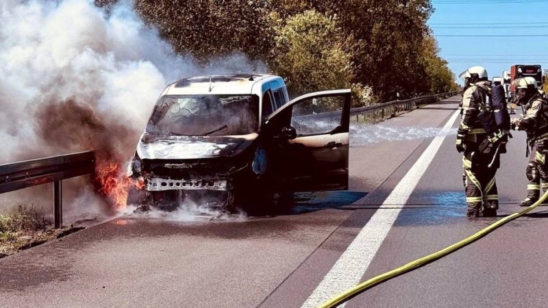A3 bei Hünxe: Auto brennt lichterloh – Autobahn gesperrt