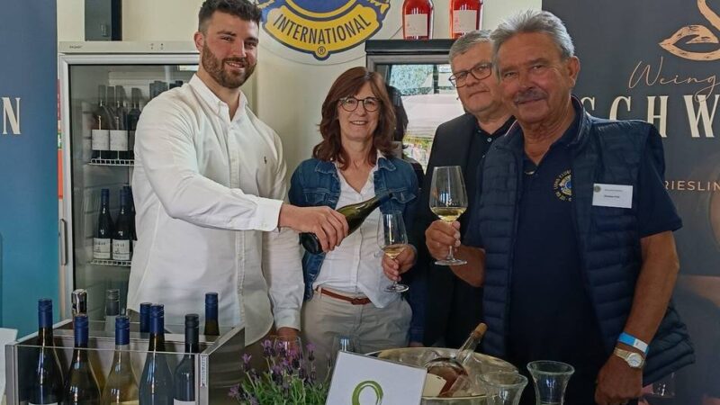 Weinmesse in Kamp-Lintfort: Junger Winzer feiert Premiere im Schirrhof