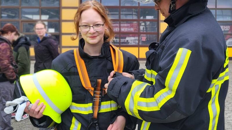 Feuerwehr Moers: Schülerinnen dürfen Rettungseinsätze üben