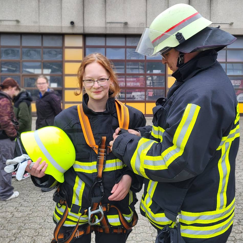 Feuerwehr Moers: Schülerinnen dürfen Rettungseinsätze üben