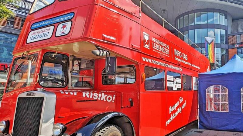 „Herzenssache Lebenszeit“ in Leverkusen: Die Schlaganfall-Prävention kommt im Doppeldeckerbus