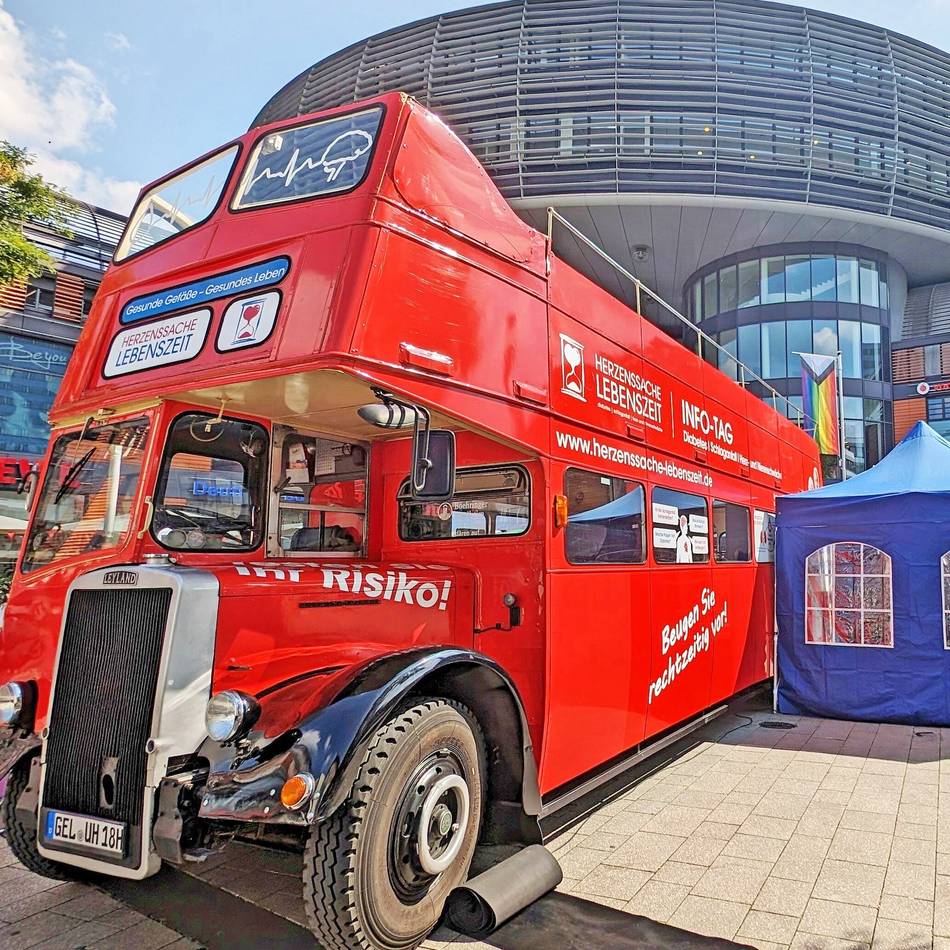 „Herzenssache Lebenszeit“ in Leverkusen: Die Schlaganfall-Prävention kommt im Doppeldeckerbus