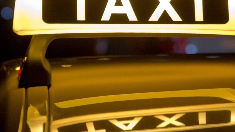 Polizei sucht Zeugen : Mann überfällt Taxifahrer mit Schusswaffe und flüchtet