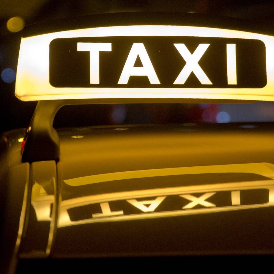 Polizei sucht Zeugen : Mann überfällt Taxifahrer mit Schusswaffe und flüchtet