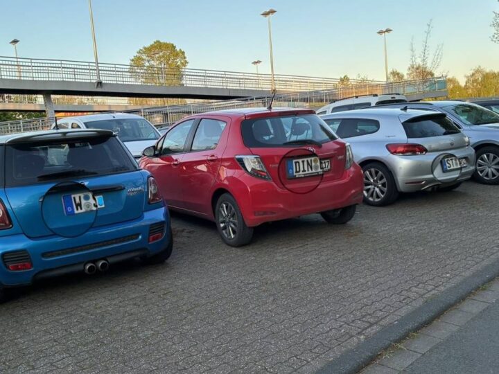 Mit dem Trick sparen sie fast 200 Euro: Fluggäste blockieren Parkplätze am Bahnhof in Kevelaer – Anwohner sind genervt