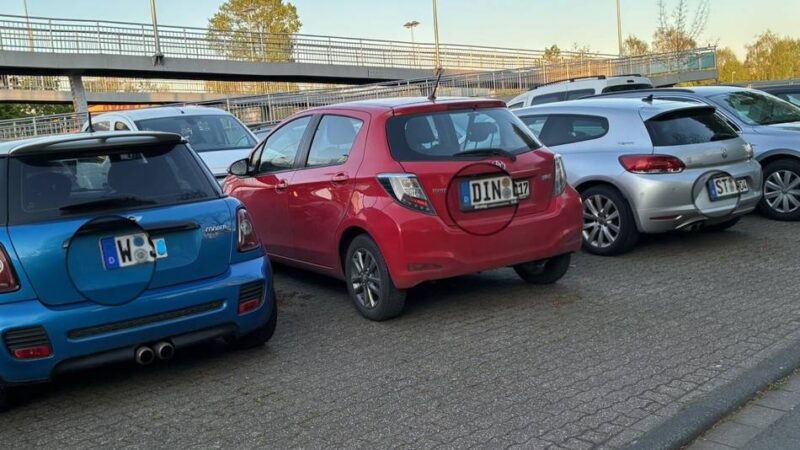 Mit dem Trick sparen sie fast 200 Euro: Fluggäste blockieren Parkplätze am Bahnhof in Kevelaer – Anwohner sind genervt