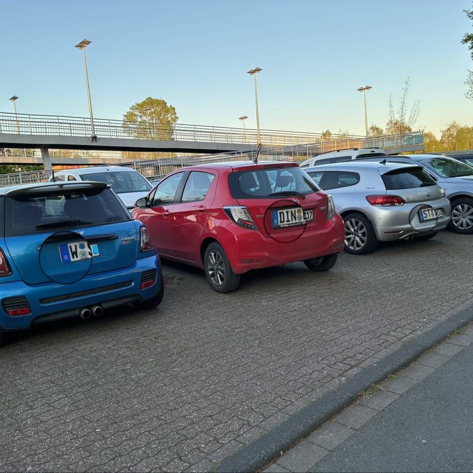 Mit dem Trick sparen sie fast 200 Euro: Fluggäste blockieren Parkplätze am Bahnhof in Kevelaer – Anwohner sind genervt