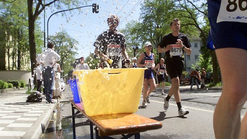 Marathon in Düsseldorf 2026: Die Videos vom Zieleinlauf – 11 bis 13 Uhr