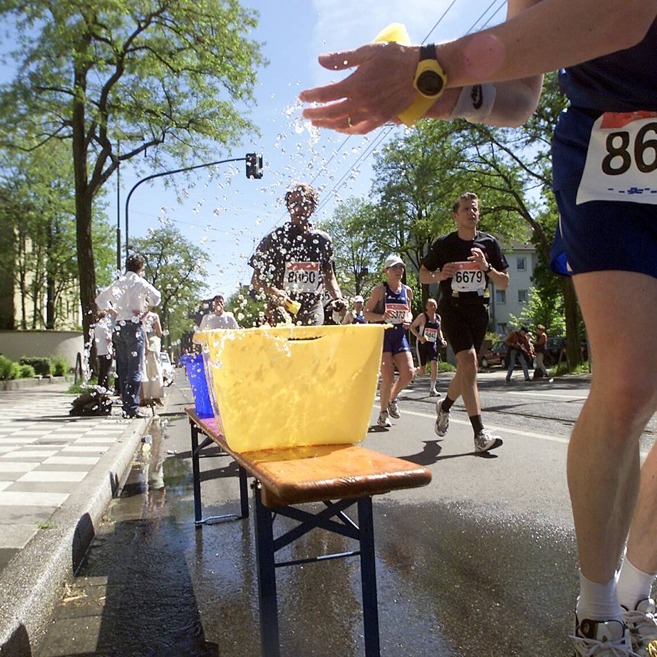 Marathon in Düsseldorf 2026: Die Videos vom Zieleinlauf – 11 bis 13 Uhr