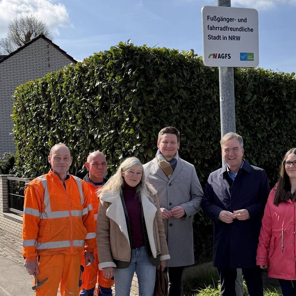 Erstes Schild an Grefrather Straße in Viersen: Stadt wirbt mit neuen Schildern für Nahmobilität