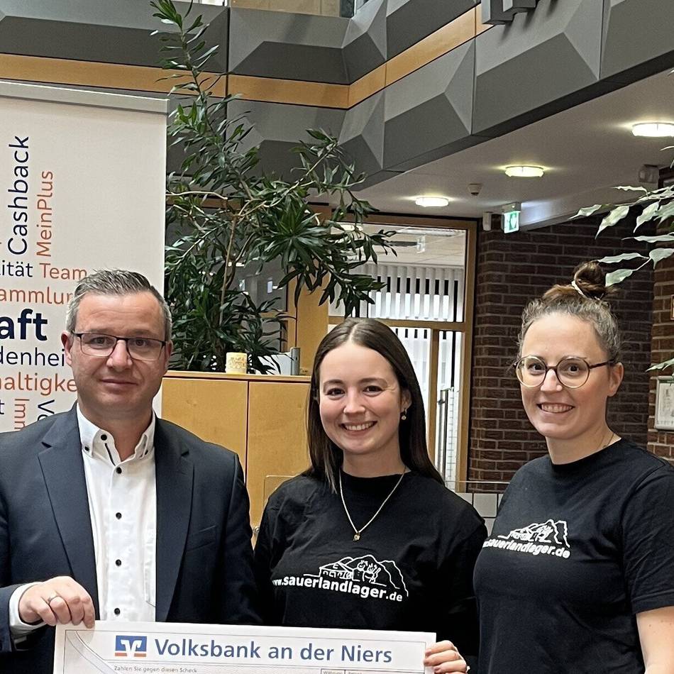 Erlöse aus Altweiberparty: Volksbank in Straelen spendet an das Sauerlandlager