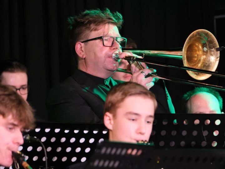 Raus aus der Schul-Aula: Big Band sorgt im Redhot für Partylaune