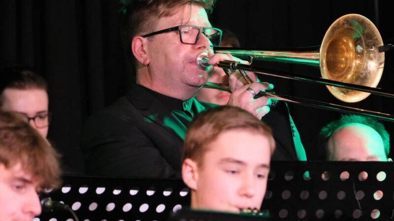 Raus aus der Schul-Aula: Big Band sorgt im Redhot für Partylaune