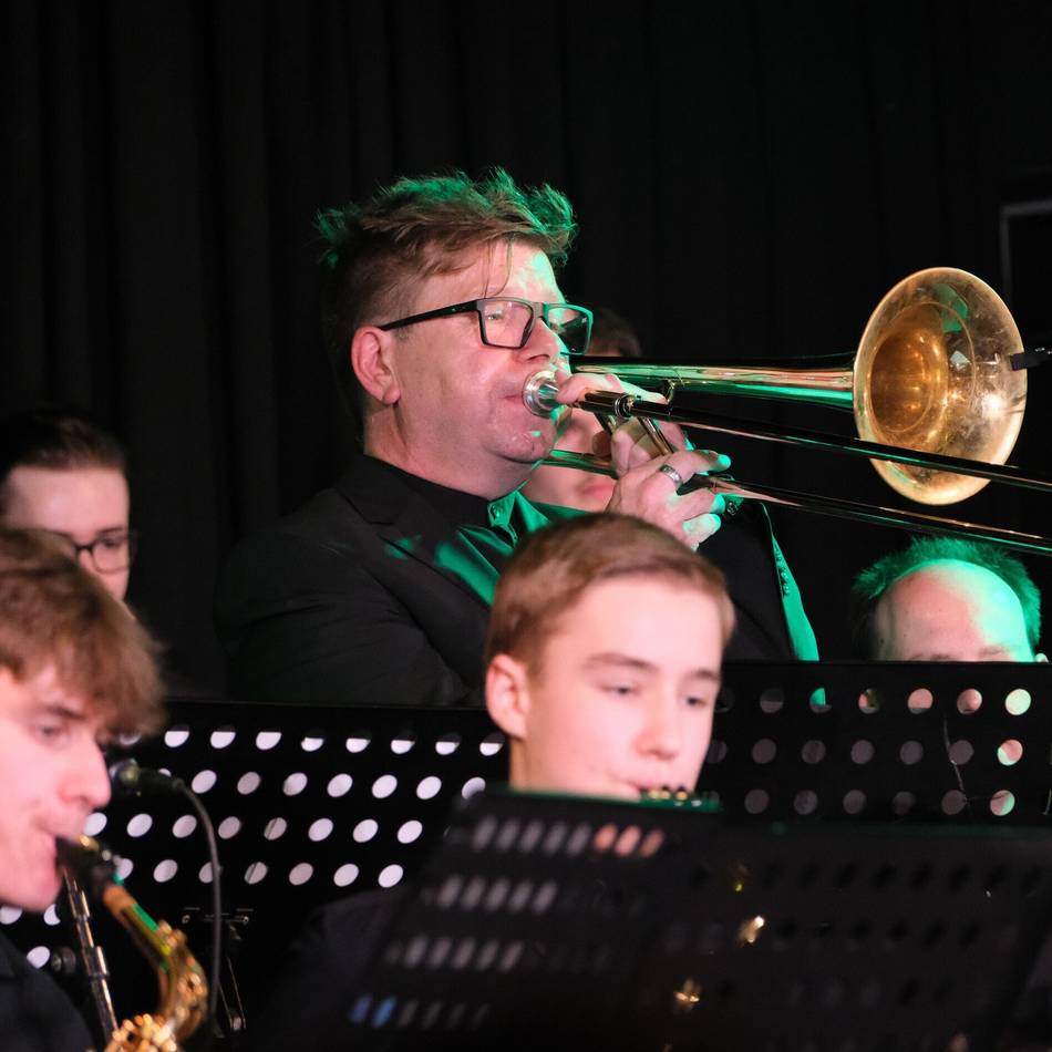 Raus aus der Schul-Aula: Big Band sorgt im Redhot für Partylaune
