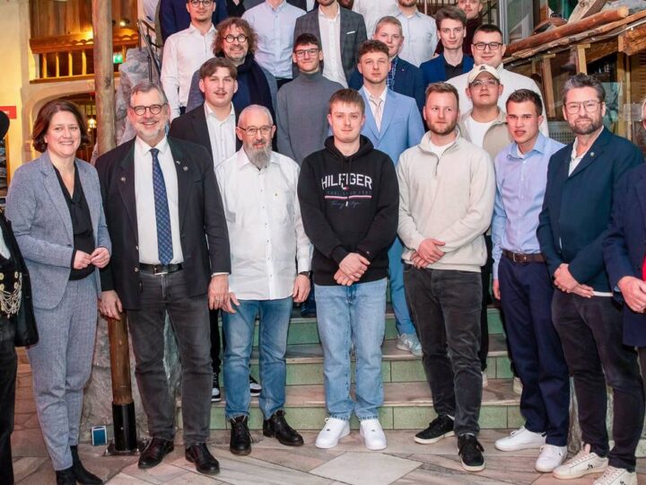 Veranstaltung in Neuss: Vom Azubi zum Gesellen – 39 Elektroniker feiern Lossprechung