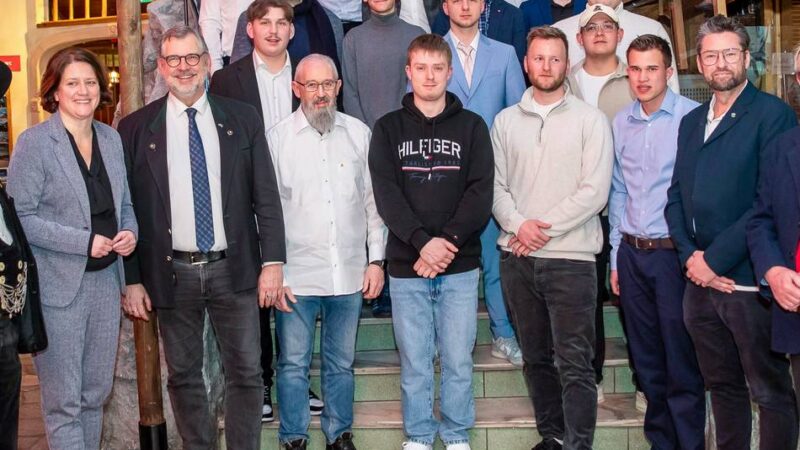 Veranstaltung in Neuss: Vom Azubi zum Gesellen – 39 Elektroniker feiern Lossprechung