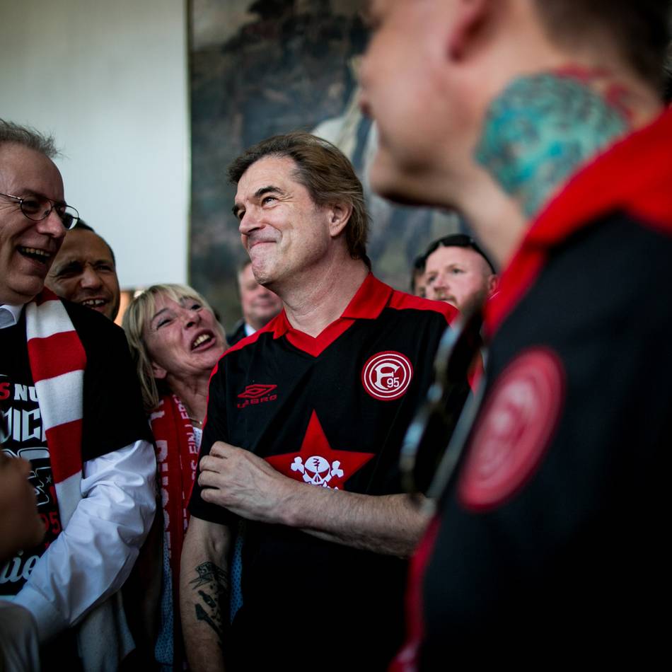 Von den Toten Hosen bis Mona Neubaur: „Echte Liebe heißt leiden“ – so sehr bewegt die Fortuna-Krise prominente Fans