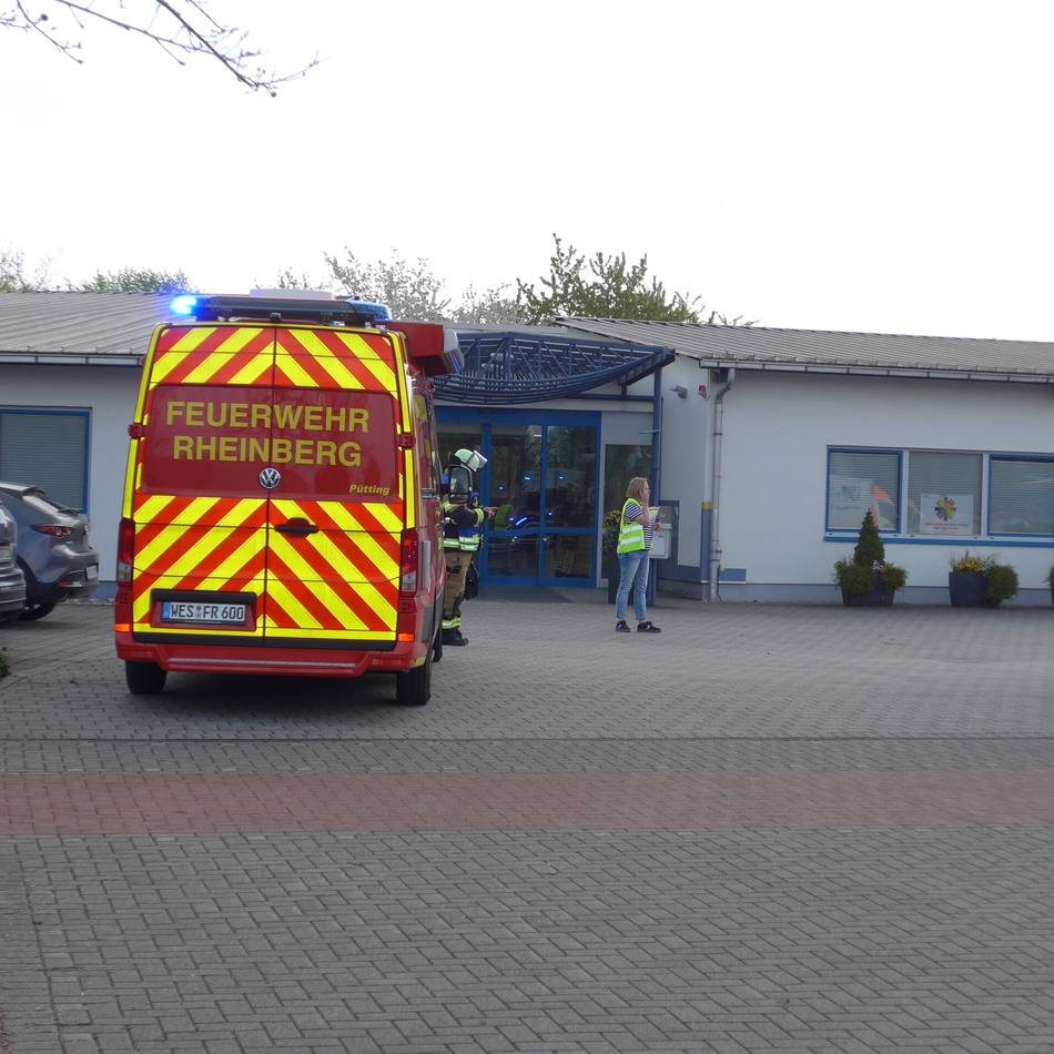 Im Rheinberger Gewerbegebiet: Drei Verletzte bei Schwelbrand in Caritaswerkstätten