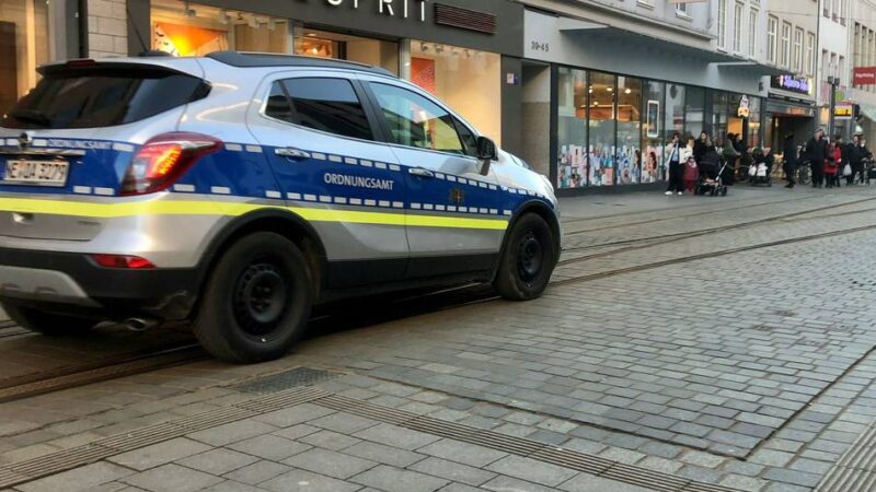 Wildpinkeln, Betteln und Vermüllung: Ordnungsamt-Kontrollen bringen Neuss knapp 50.000 Euro ein