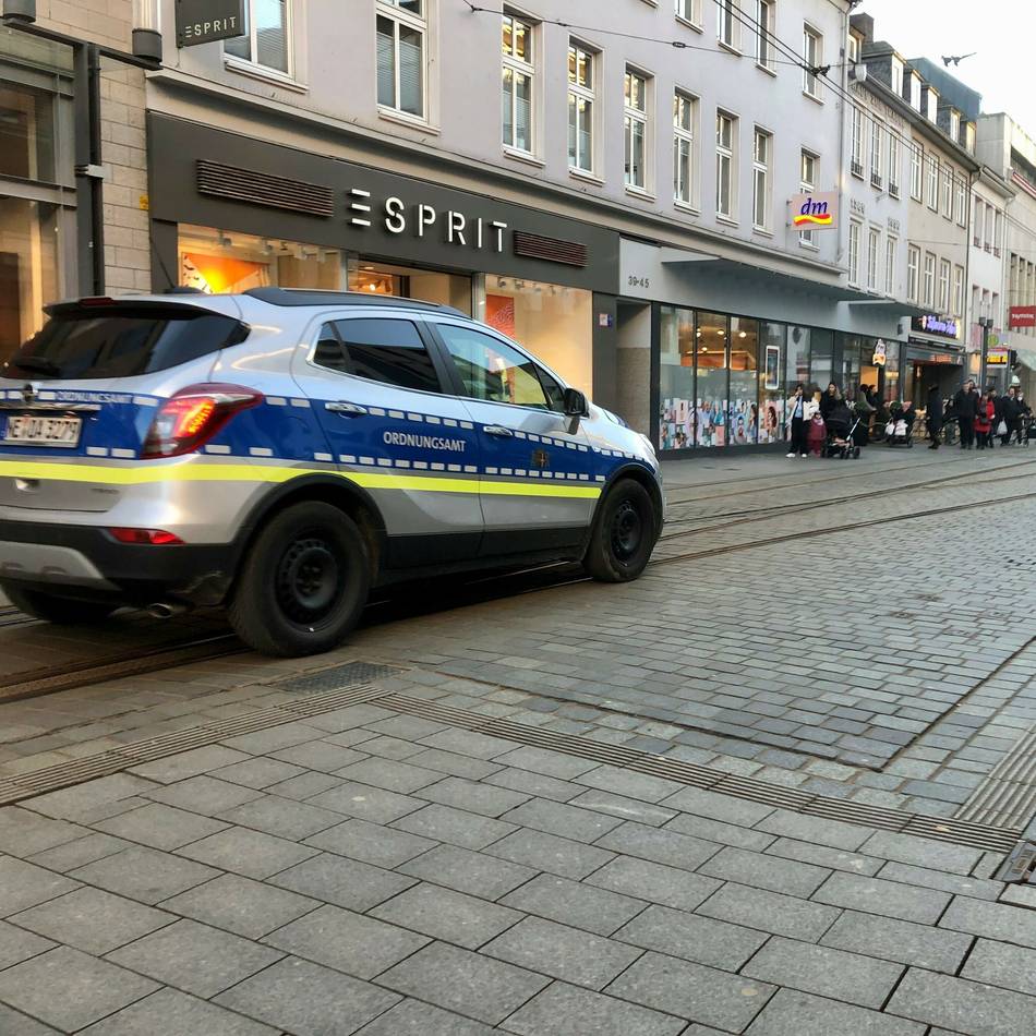 Wildpinkeln, Betteln und Vermüllung: Ordnungsamt-Kontrollen bringen Neuss knapp 50.000 Euro ein